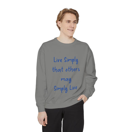 Live Simply Sweatshirt – Unisex Garment-Dyed Top for Gentle Impact