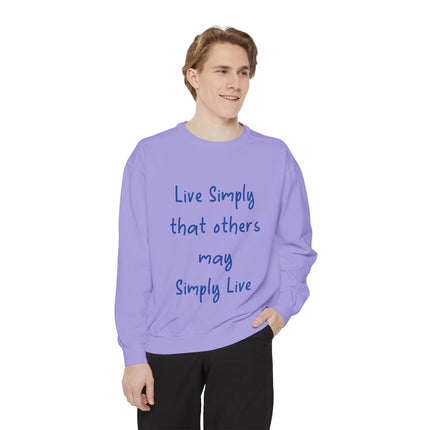 Live Simply Sweatshirt – Unisex Garment-Dyed Top for Gentle Impact