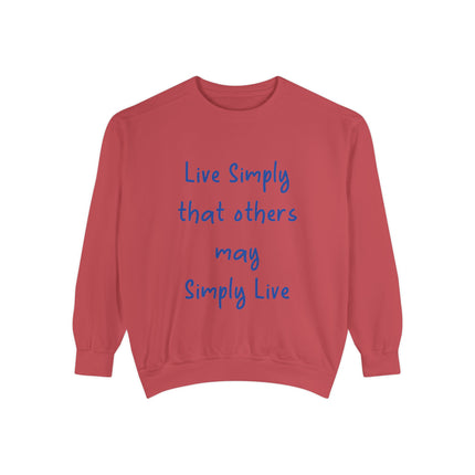 Live Simply Sweatshirt – Unisex Garment-Dyed Top for Gentle Impact
