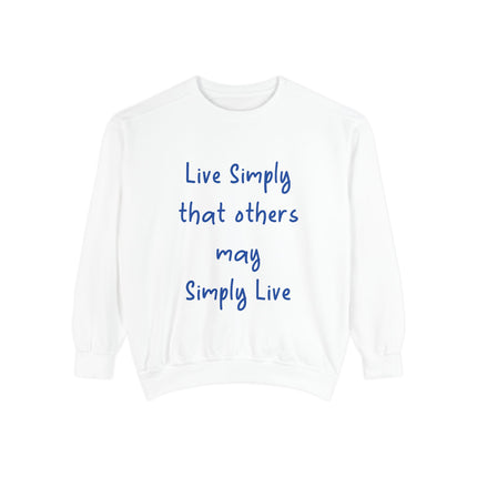 Live Simply Sweatshirt – Unisex Garment-Dyed Top for Gentle Impact