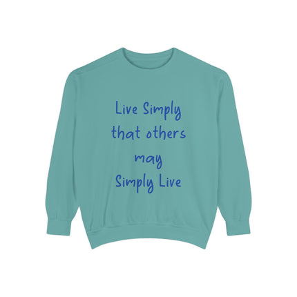 Live Simply Sweatshirt – Unisex Garment-Dyed Top for Gentle Impact