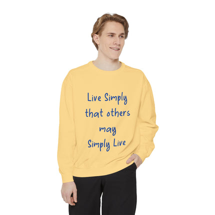 Live Simply Sweatshirt – Unisex Garment-Dyed Top for Gentle Impact