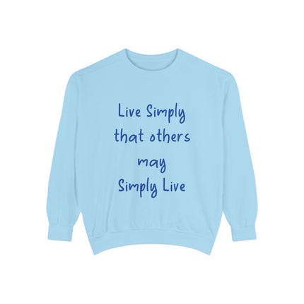 Live Simply Sweatshirt – Unisex Garment-Dyed Top for Gentle Impact