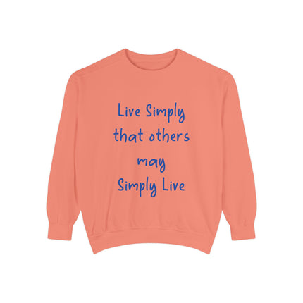 Live Simply Sweatshirt – Unisex Garment-Dyed Top for Gentle Impact