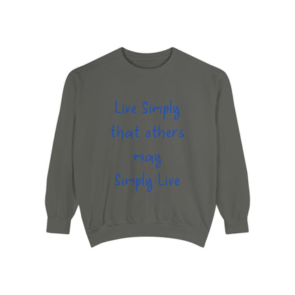 Live Simply Sweatshirt – Unisex Garment-Dyed Top for Gentle Impact