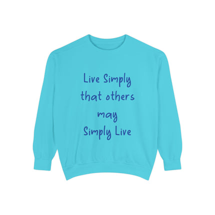 Live Simply Sweatshirt – Unisex Garment-Dyed Top for Gentle Impact