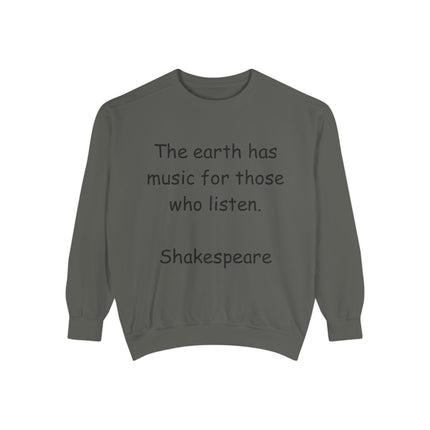 Shakespeare Quote Sweatshirt – Unisex Garment-Dyed Cozy Top