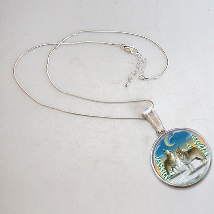Wolves Howling Round Silver-Plated Mother of Pearl Jewelry Pendant Necklace - 44040-2