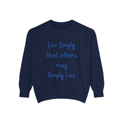 Live Simply Sweatshirt – Unisex Garment-Dyed Top for Gentle Impact